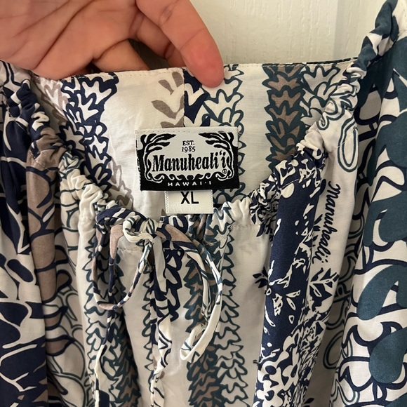 Manuhealii Navy and White Lei Patterned Blouse - Picture 2 of 4